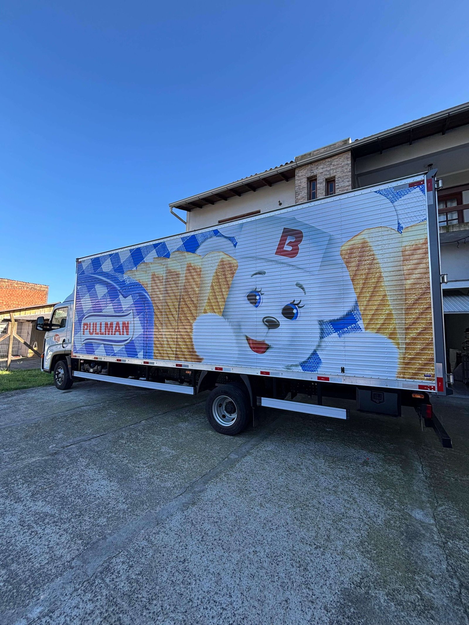 Caminhões e frotas de veículos com design, recorte e instalação pela Jemyny Comunicação Visual.